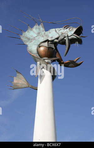 Città di Plymouth in Inghilterra. Il pubblico arte scultura di un pesce come creatura è conosciuto localmente come il Barbican boreale. Foto Stock