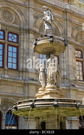 Una fontana al di fuori dell'Opera di Stato di Vienna in Austria Foto Stock