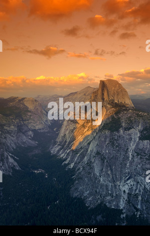 Stati Uniti d'America California Yosemite National Park Glacier Point vista della Cupola di mezza montagna e il Parco Nazionale di Yosemite Valley Foto Stock