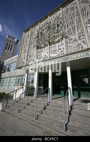 Città di Plymouth in Inghilterra. Ingresso di Plymouth Corona e i tribunali della Contea di edificio, con la Guildhall torre in background. Foto Stock