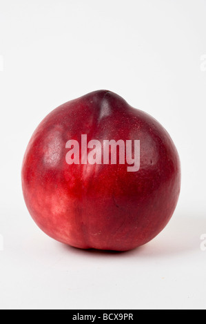 Spaccato di un pesche noci su sfondo bianco Foto Stock