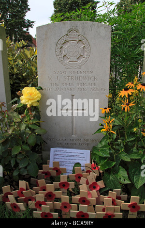 Close up della tomba di 15 anno vecchio Rifleman VJ Strudwick in Essex Farm cimitero del Commonwealth, Ieper, Belgio. Foto Stock