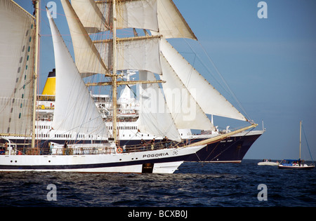 Il Pogoria barquentine navi provenienti da Polonia e la saga di Ruby nave da crociera Funchal 500 TALL SHIPS REGATTA 2008, Colchester, Foto Stock