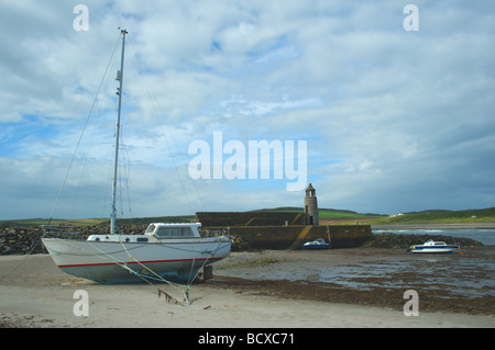 Barche sulla porta Logan Beach a bassa marea, il Rhinns, Dumfries & Galloway, Scozia. Posizione per la BBC di 'duemila acri di cielo" Foto Stock