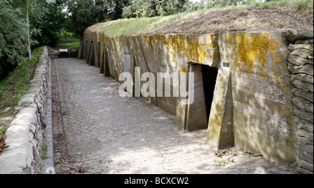 L'anticipo di stazione di medicazione bunkers a Essex Farm, dove John McCrae ha scritto la poesia WWI, 'nelle Fiandre depositato", Ieper, Belgio. Foto Stock