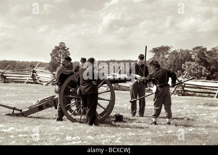 Caricamento di un fucile Parrott cannon a casa di Henry Hill. Rievocazione storica a Manassas National Battlefield Park. Foto Stock