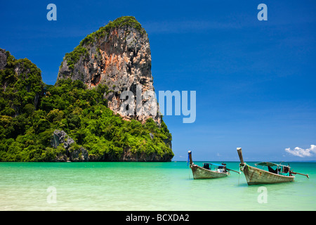 Longtail barche allineate su Railay Beach, Tailandia Foto Stock