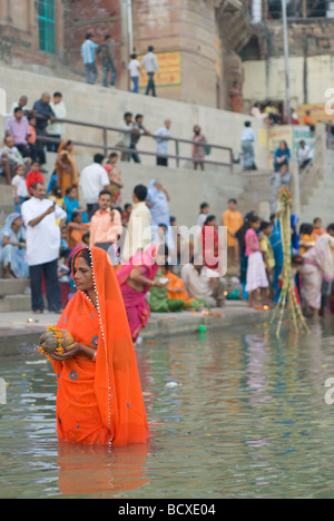 La gente la balneazione nel fiume Gange. Varanasi (India). Foto Stock