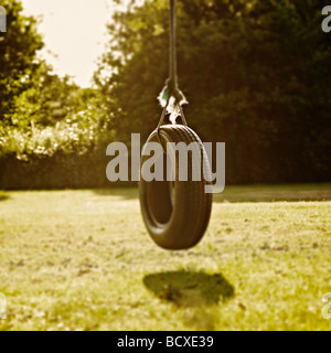 Tire Swing con il minimo di concentrarsi sulla parte superiore del pneumatico e una sensazione nostalgica. Foto Stock