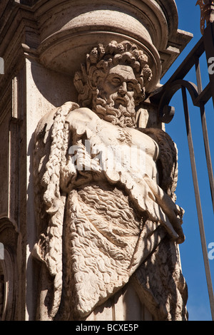 Statua all'ingresso della Galleria Nazionale di Arte Antica di Palazzo Barberini a Roma Italia Foto Stock