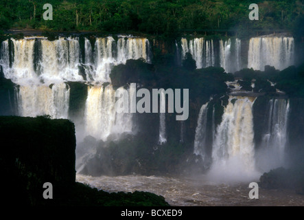 Cascate lungo il confine Brazil-Argentina visto dal lato Brasiliano a Iguassu Falls in Iguassu Falls National Park a Iguassu in Brasile America del Sud Foto Stock
