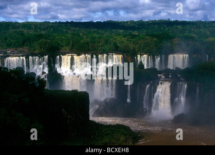 Cascate lungo il confine Brazil-Argentina visto dal lato Brasiliano a Iguassu Falls in Iguassu Falls National Park a Iguassu in Brasile a sud Foto Stock