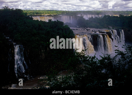 Cascate lungo il confine Brazil-Argentina visto dal lato Brasiliano a Iguassu Falls in Iguassu Falls National Park a Iguassu in Brasile America del Sud Foto Stock