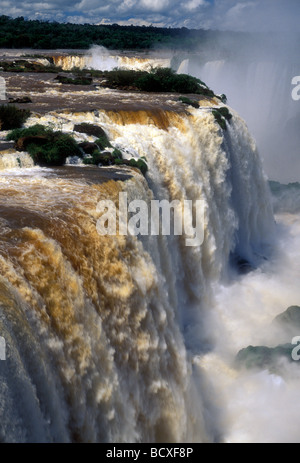 Cascate lungo il confine Brazil-Argentina visto dal lato Brasiliano a Iguassu Falls in Iguassu Falls National Park a Iguassu in Brasile America del Sud Foto Stock