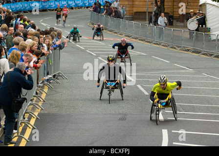 Atleti disabili racing in una maratona Manchester REGNO UNITO Foto Stock