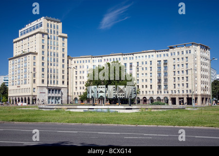 Karl Marx Allee, Blocco A Nord, Strausberger Platz, Berlin, Germania Foto Stock