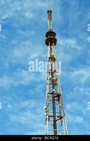 Torre di telecomunicazioni oltre il cielo blu Foto Stock