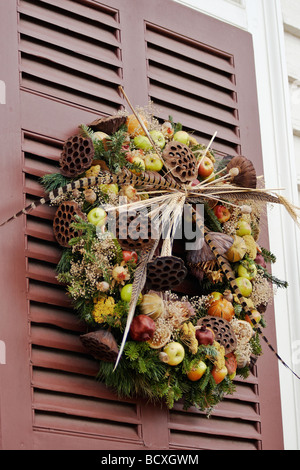 Un naturale ghirlanda di Natale su un otturatore di una casa coloniale Williamsburg Virginia Foto Stock