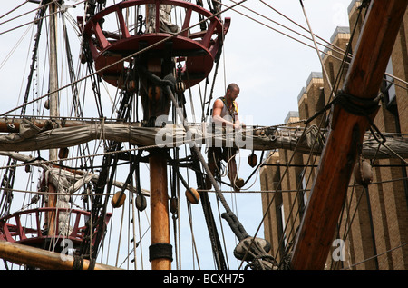 Uomo che lavora in manovre di Golden Hind replica, Londra Foto Stock