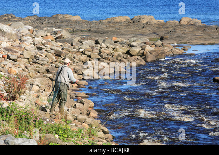 Uomo di Pesca a Mosca Report di Pesca del salmone Irlanda Foto Stock