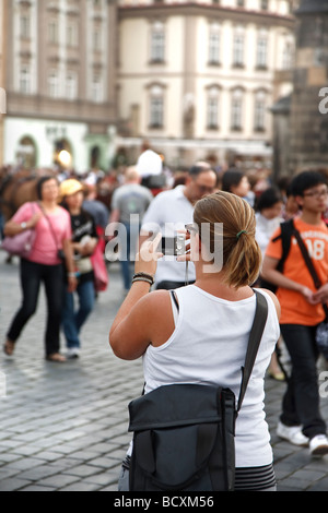 Turista femminile di scattare una foto in Piazza della Città Vecchia di Praga Foto Stock