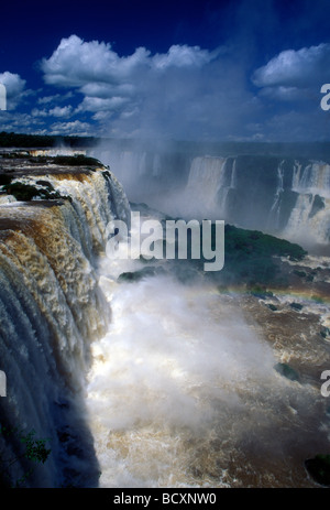 Cascate lungo il confine Brazil-Argentina visto dal lato Brasiliano a Iguassu Falls in Iguassu Falls National Park a Iguassu in Brasile America del Sud Foto Stock
