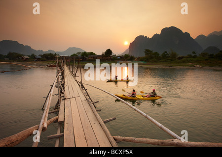 I turisti in canoa sul Nam Song River a Vang Vieng, Laos Foto Stock