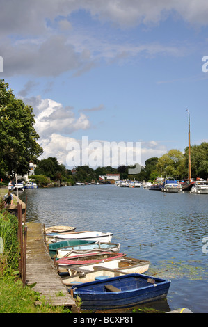 Vista del fiume, il fiume Tamigi, Sunbury-on-Thames, Surrey, England, Regno Unito Foto Stock
