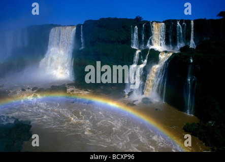 Cascate lungo il confine Brazil-Argentina visto dal lato Brasiliano a Iguassu Falls in Iguassu Falls National Park a Iguassu in Brasile a sud Foto Stock