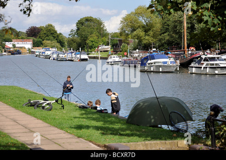 Vista del fiume, il fiume Tamigi, Sunbury-on Thames, Surrey, England, Regno Unito Foto Stock