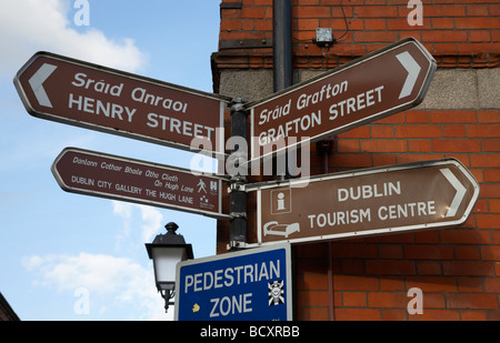 Segnaletica turistica in temple bar mostra modo di Henry Street e Grafton Street a Dublino Repubblica di Irlanda Foto Stock