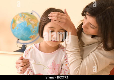 Madre e mal bambina, febbre Foto Stock