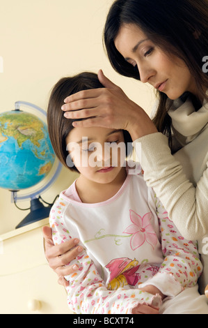 Madre e mal bambina, febbre Foto Stock