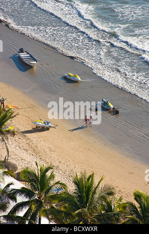 La gente a piedi sulla spiaggia in vista aerea vicino alla zona turistica di Mazatlan conosciuta come la zona dorata Foto Stock