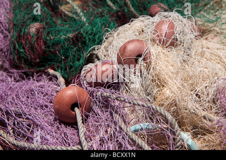 Alcune reti da pesca sulla banchina a Latchi in Cipro Foto Stock