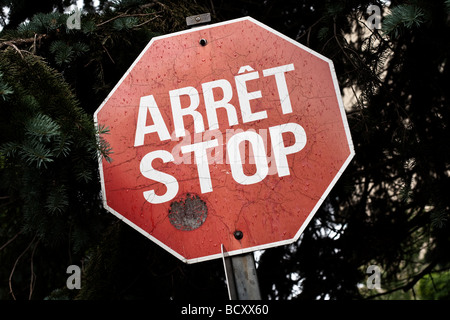 Uno degli ultimi Francese Inglese bilingue segno di arresto viene visto su Rue de Berniere Street nella città di Québec Foto Stock
