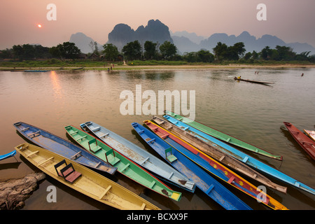 Barche sul Nam Song River a Vang Vieng, Laos Foto Stock