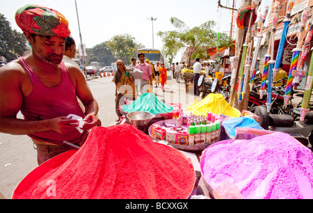 Polvere colorata utilizzata per i rituali indù Jaipur Rajasthan in India Foto Stock