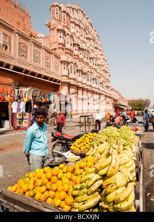 Pressione di stallo di frutta di fronte all'Hawa Mahal Jaipur India Rajasthan Foto Stock