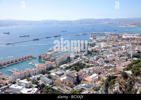 Vista della città e il porto dalla funivia, Gibilterra Foto Stock