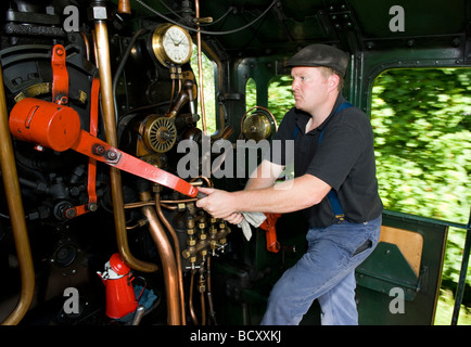 Il driver sul pavimento del 'Erlestoke Manor " Treno a vapore in Severn Valley Railway Worcestershire Foto Stock