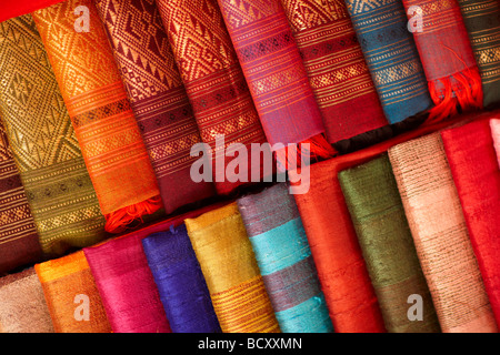 Dettagli di tessuti di seta in vendita nel mercato notturno, Luang Prabang, Laos Foto Stock