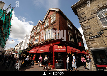 Butcher fila e fila di pesce Salisbury Wiltshire Foto Stock