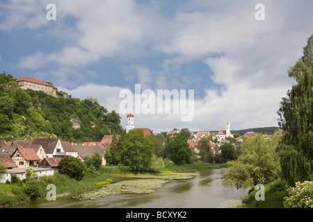 Harburg Baviera Germania UE Giugno cercando lungo il fiume Wornitz per edifici medievali torri della chiesa Schloss sulla Strada Romantica Foto Stock