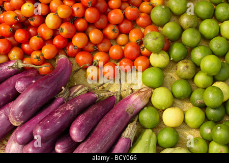 Le verdure e la frutta in vendita nel mercato a Luang Prabang, Laos Foto Stock