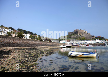 Parete di Mare & Castello di Mont Orgueil JERSEY Isole del Canale della Manica UK GOREY JERSEY ISOLE DEL CANALE 20 Aprile 2009 Foto Stock