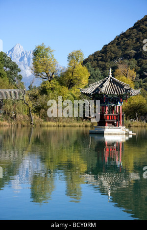 Pagoda all'interno di Lijiang il Drago Nero parco piscina Cina Foto Stock