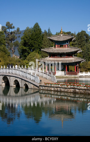 Pavilion e ponte di marmo all'interno del Drago Nero in pool di Lijiang in Cina Foto Stock