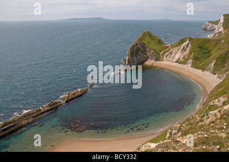 Invitante Beach di St Oswalds Bay nei pressi di Lulworth Cove, Dorset, con l'isola di Portland all'orizzonte Foto Stock