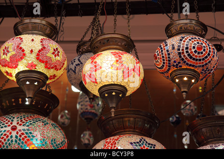 Tradizionale mosaico in vetro lampade turche illuminate in un negozio di Bodrum bazar, Turchia Foto Stock